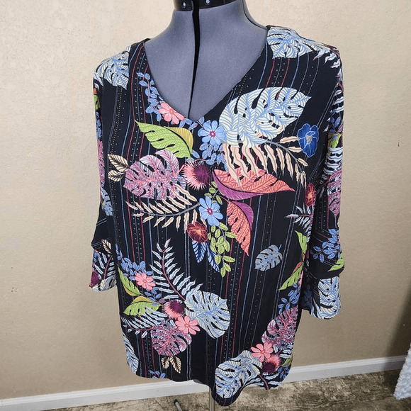 NY Collection Floral on Black Blouse with Back Cutout Size 1X (4190) - Picture 1 of 6